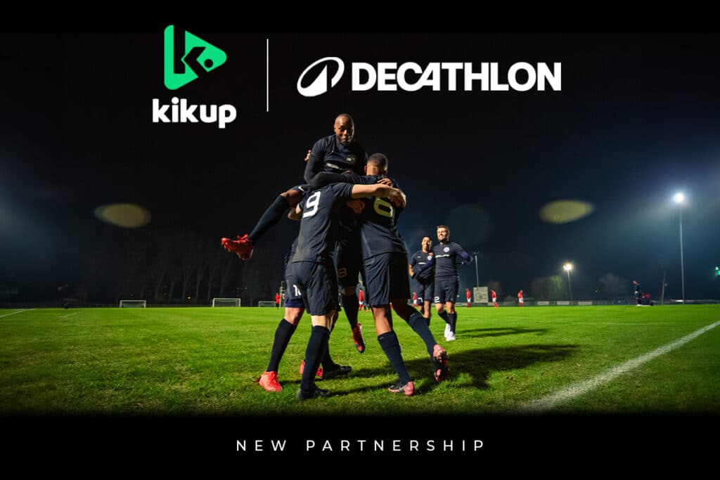 Plusieurs footballeurs célébrant une victoire en mettant en avant le partenariat avec Décathlon.